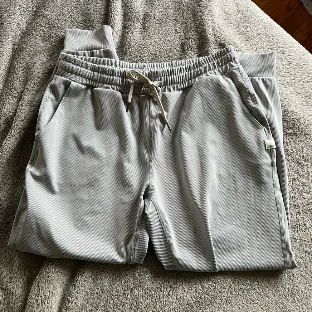 Vuori Women’s Lux Ribbed Performance Joggers Light Grey Small - Picture 2 of 5
